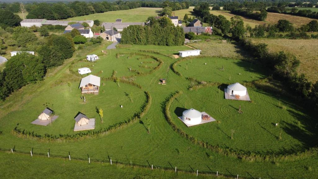 una vista aerea di una fattoria con tende su un campo di Camping à la ferme - Hébergements insolites a Cerisy-la-Forêt