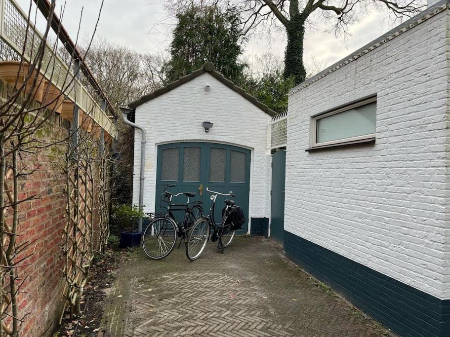 een paar fietsen geparkeerd voor een garage bij Renovated & private Tinyhouse Den Haag short stay appartment in Den Haag
