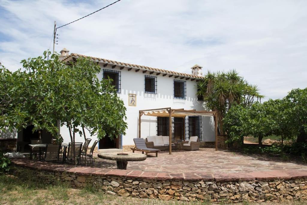 Casa con patio con mesa y sillas en Mas de Paco, Chimenea, barbacoa y piscina en Vall dʼAlba