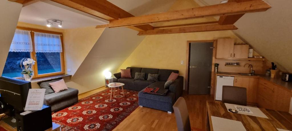 a living room with a couch and a kitchen at Apartment Mittelpunkt - Kaufmann in Sankt Stefan ob Leoben