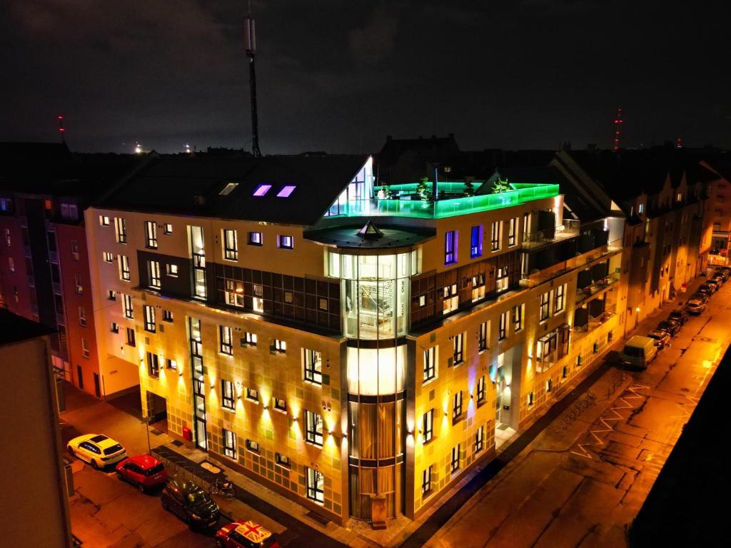 un bâtiment avec des lumières au-dessus de celui-ci la nuit dans l'établissement Eco Smart Apartments Premium City, à Nuremberg