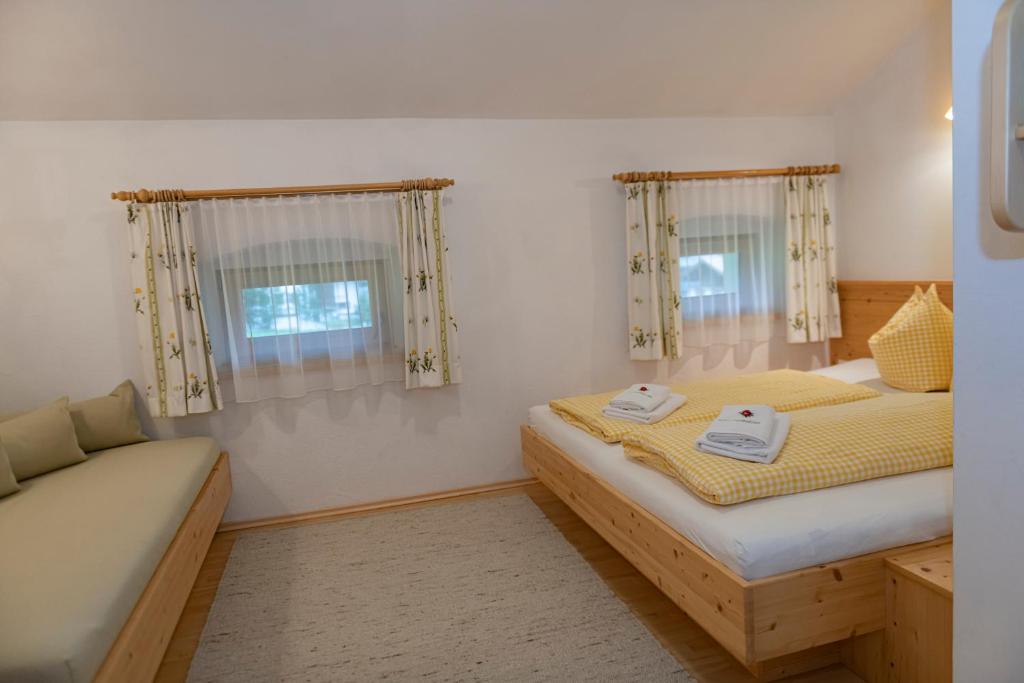 Posteľ alebo postele v izbe v ubytovaní Hartlhof Urlaub am Baby- und Kinderbauernhof