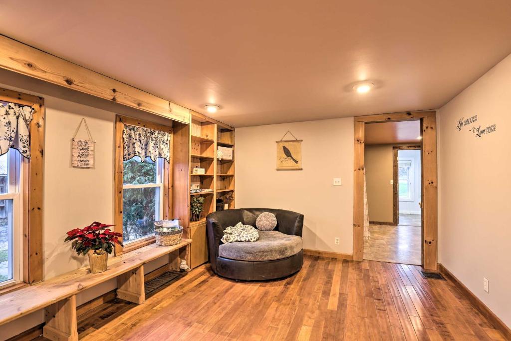 Posezení v ubytování Pet-Friendly Seneca Lake Home with Private Deck