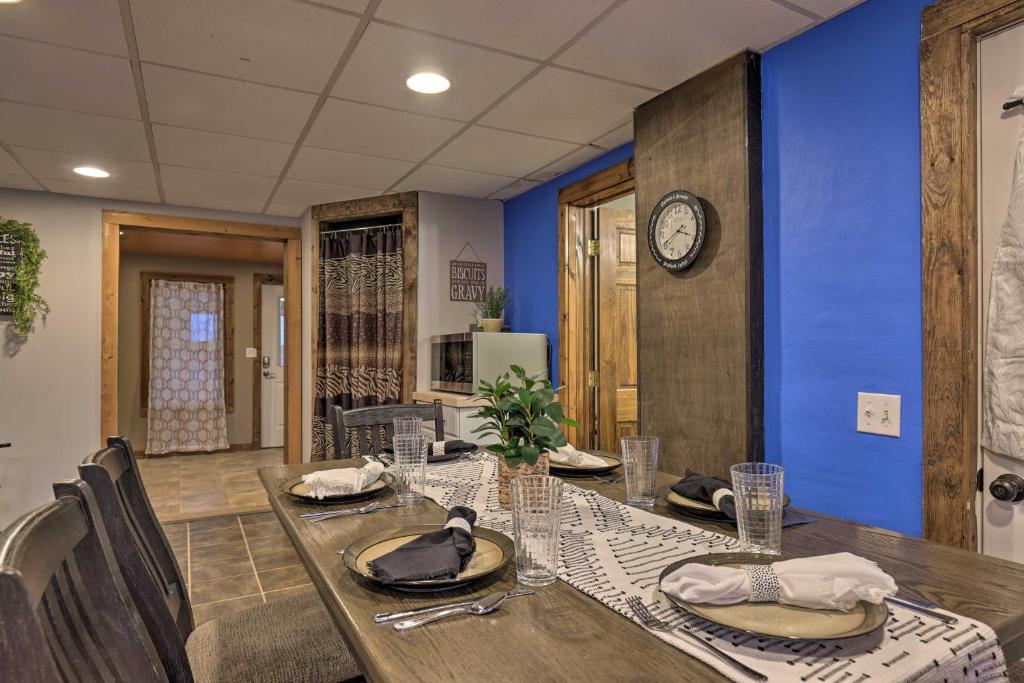 TV a/nebo společenská místnost v ubytování Pet-Friendly Seneca Lake Home with Private Deck