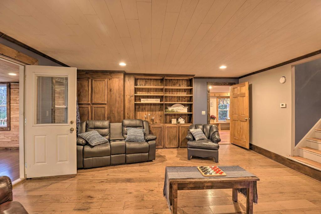 Posezení v ubytování Pet-Friendly Seneca Lake Home with Private Deck