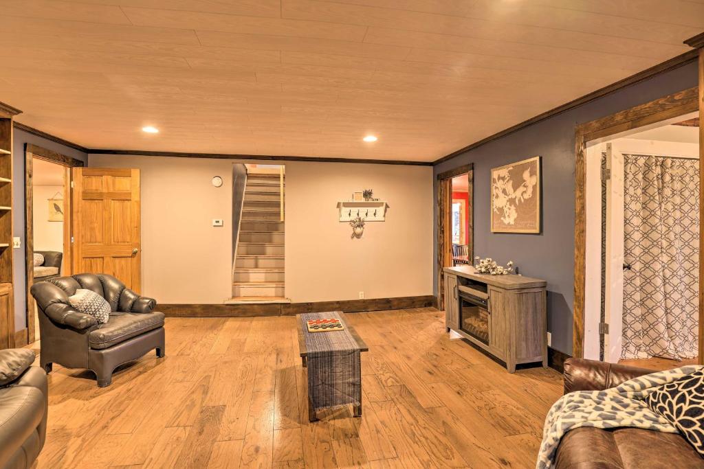 Posezení v ubytování Pet-Friendly Seneca Lake Home with Private Deck