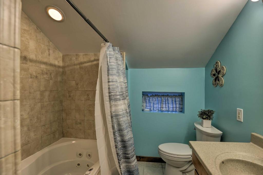 Koupelna v ubytování Pet-Friendly Seneca Lake Home with Private Deck