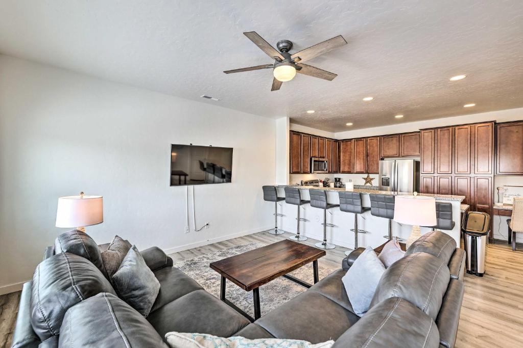 un soggiorno con divano e cucina di Nampa Townhome about 18 Mi to Downtown Boise! a Nampa