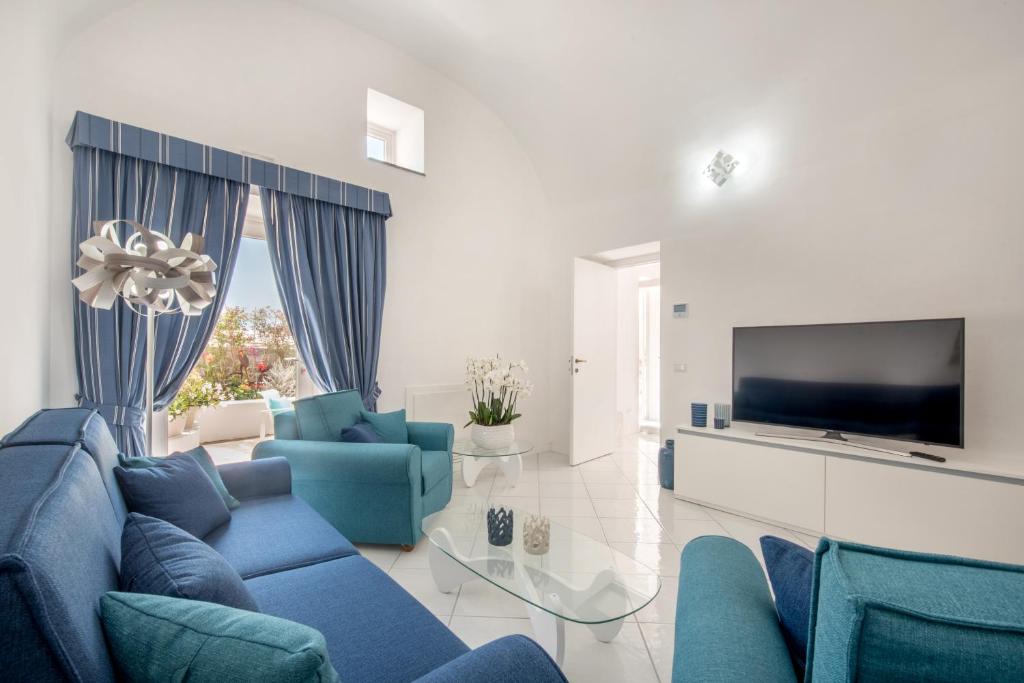 TV a/nebo společenská místnost v ubytování Villa Tesoro