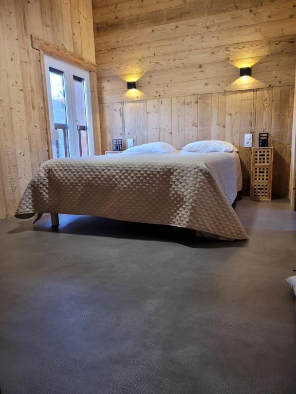 - une chambre avec 2 lits dans une pièce en bois dans l'établissement Beau duplex à proximité du lac de Gérardmer avec place de parking, à Gérardmer