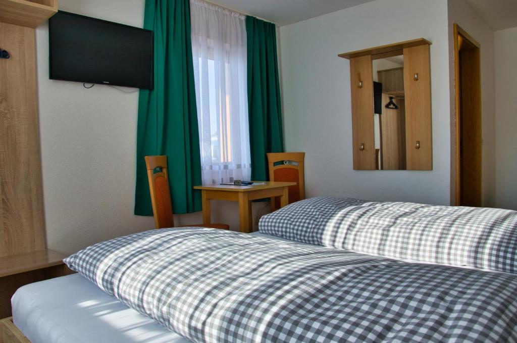Postel nebo postele na pokoji v ubytování Hotel Gasthof Altmann