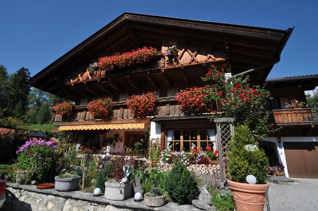 uma casa com flores em frente em Landhaus Reiser em Grainau