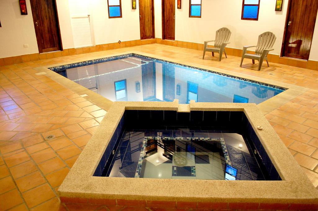 Bazén v ubytování Chrisban Hotel Boutique nebo v jeho okolí