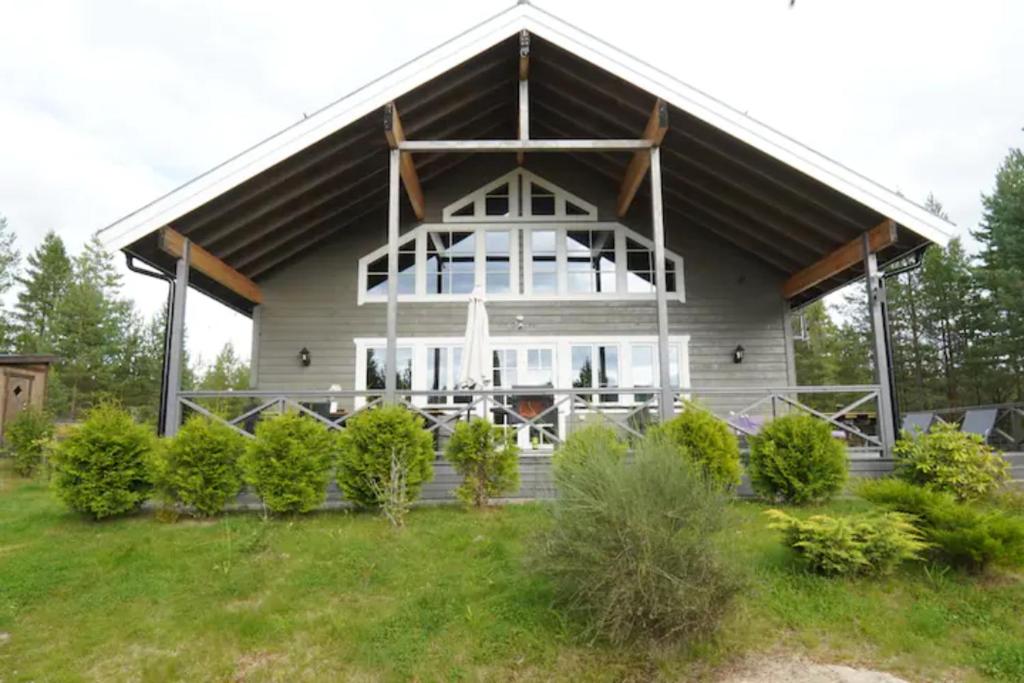 a house with a large window on the front of it at Utsikten - Ny flott hytte, Privat Badstue, Spabad! in Torsby