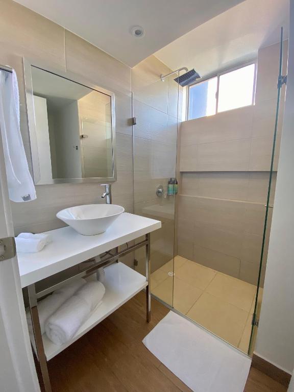 Wyndham Garden Cartagena - Standard King Room - Non-Smoking