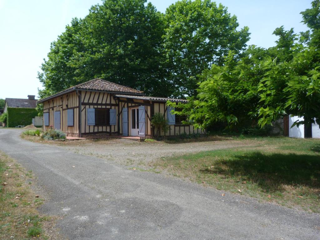 una pequeña casa al lado de una carretera en Marengo, 