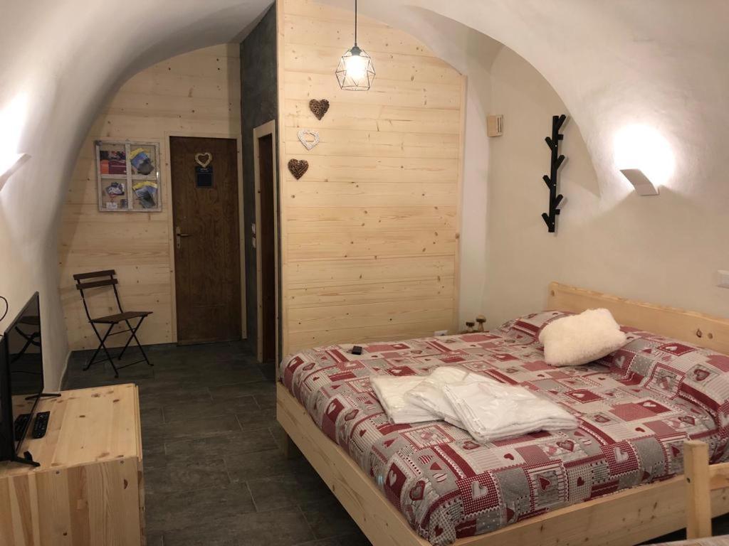 sypialnia z łóżkiem w pokoju w obiekcie Chalet Sweet Mountain w mieście Ponte di Legno