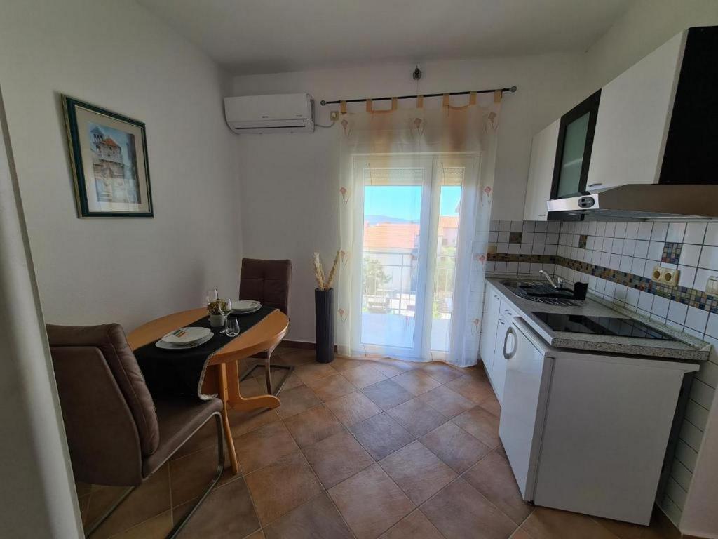Kuchyň nebo kuchyňský kout v ubytování Villa Neda