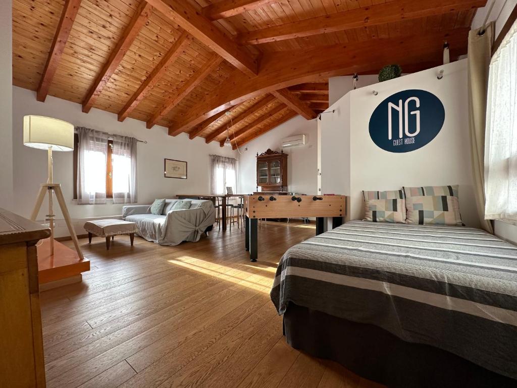 a bedroom with a nico sign on the wall at NG Guest House il RIS in Sassari