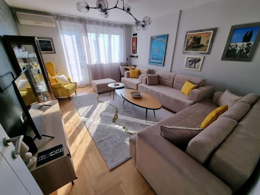 uma sala de estar com um sofá e uma mesa em Luxury Apartment EMAS Old town Sarajevo dream view em Sarajevo