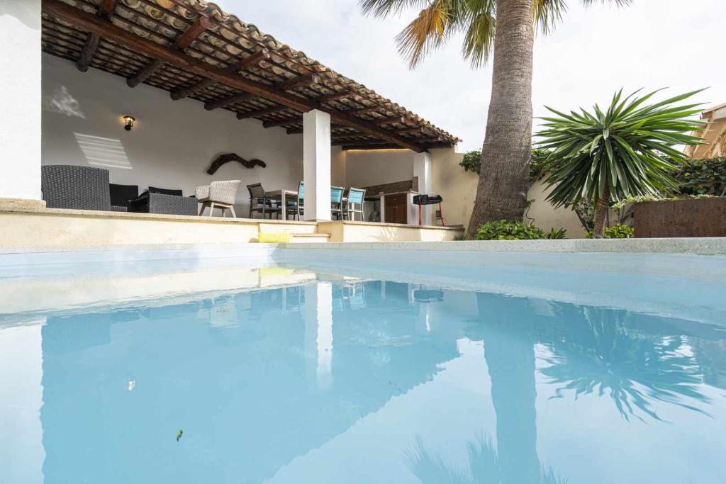 Bazén v ubytování Can Cosset Holiday Home nebo v jeho okolí