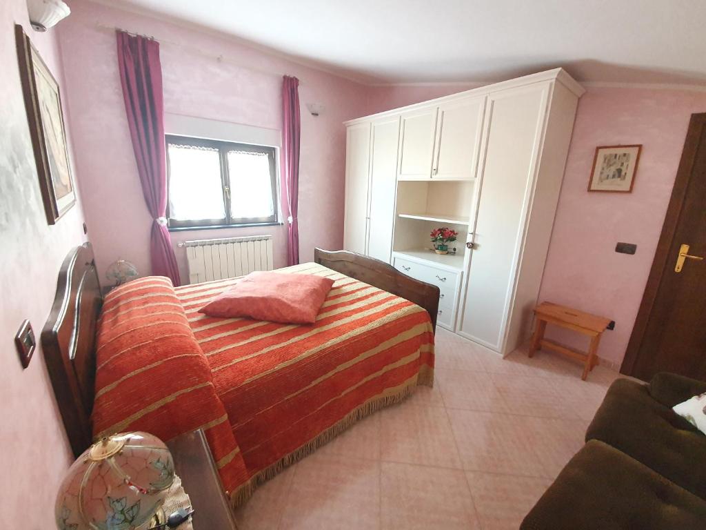 Un dormitorio pequeño con una cama y una ventana. en Lilly's House, en Castel di Sangro