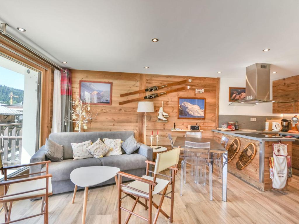 un salon avec un canapé, une table et des chaises dans l'établissement Appartement 1 Chambre pour 4 à 6 Pers, Proche Centre et Pistes, Parking Inclus - FR-1-685-63, aux Gets