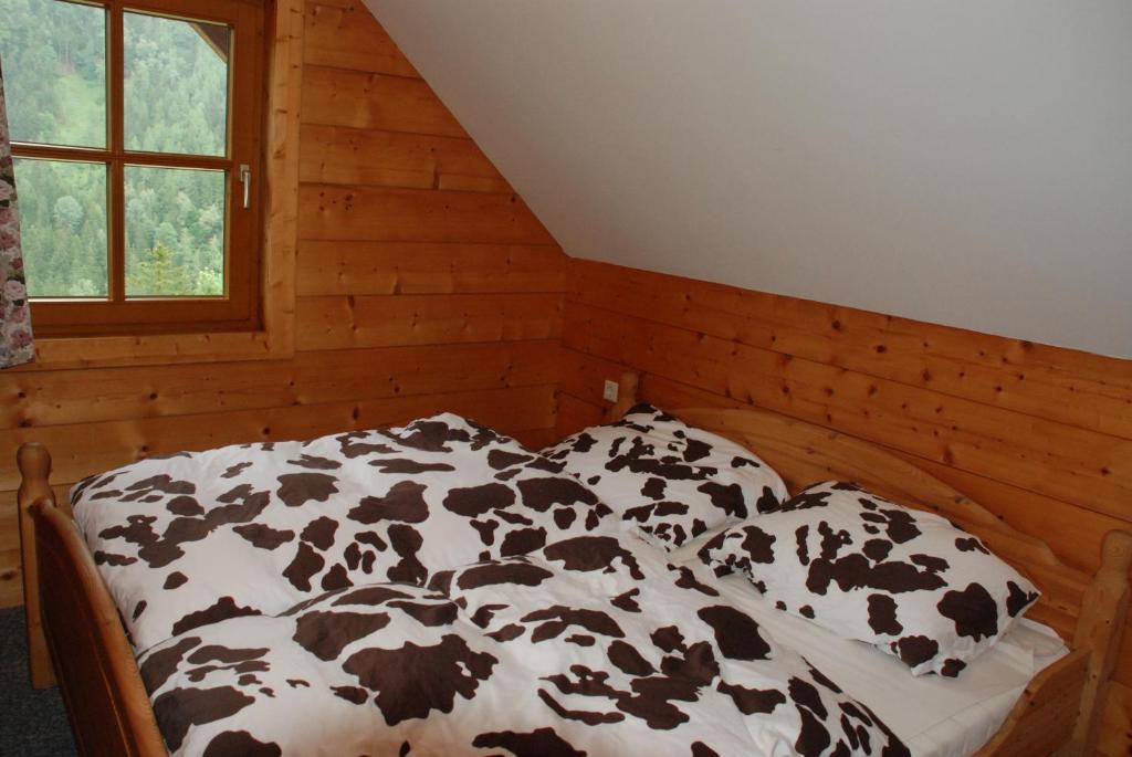 A bed or beds in a room at Wastlbauer - Luxus Chalet mit Wohlfühlfaktor