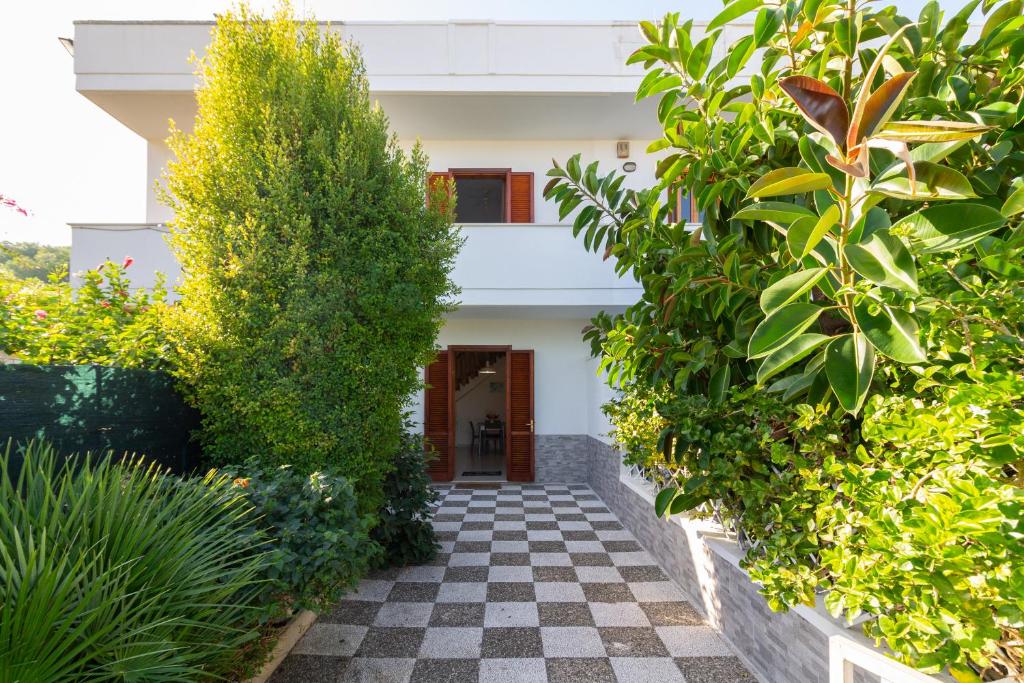 une passerelle devant une maison avec des plantes dans l'établissement La casa di Bea - Torre dell'orso, à Torre dell'Orso