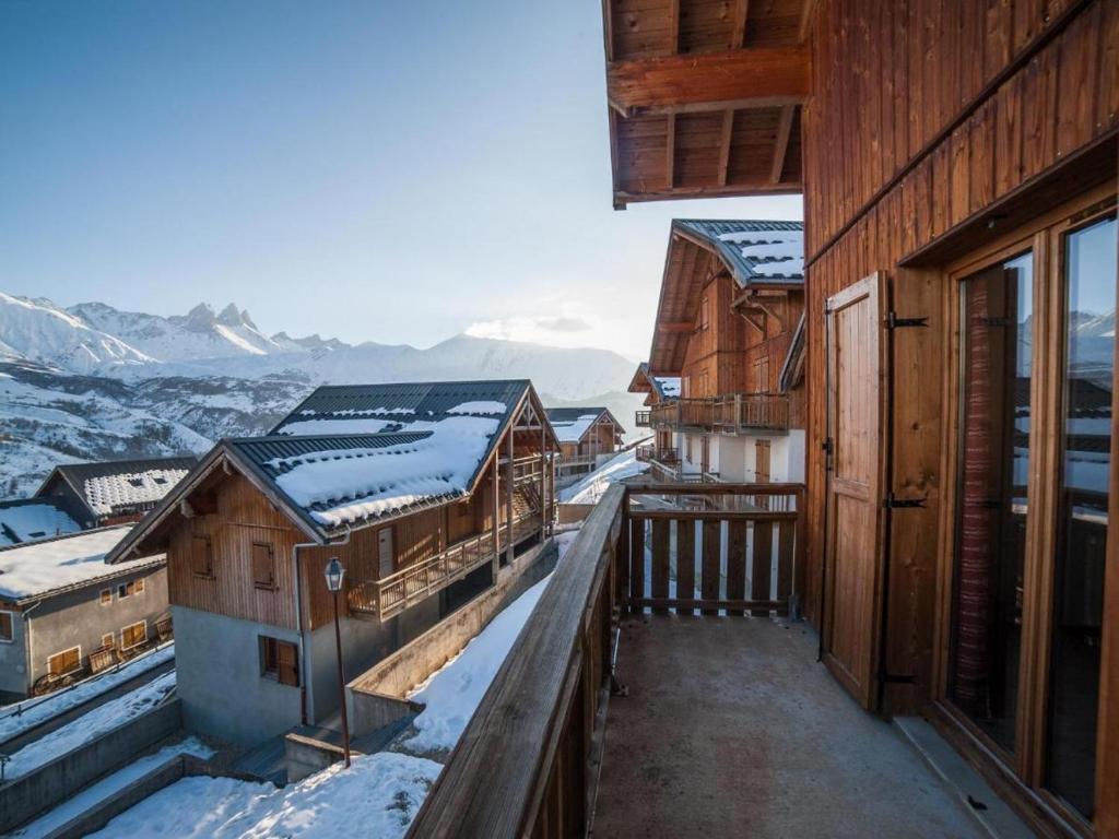balkon domu z śniegiem na dachu w obiekcie Appartement à la Montagne The view w mieście Albiez-Montrond