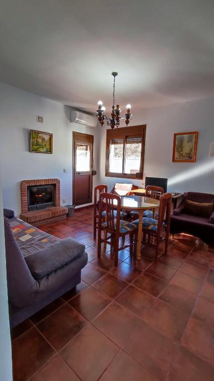 salon ze stołem i kanapą w obiekcie Casa Rural El Sendero w mieście El Burgo