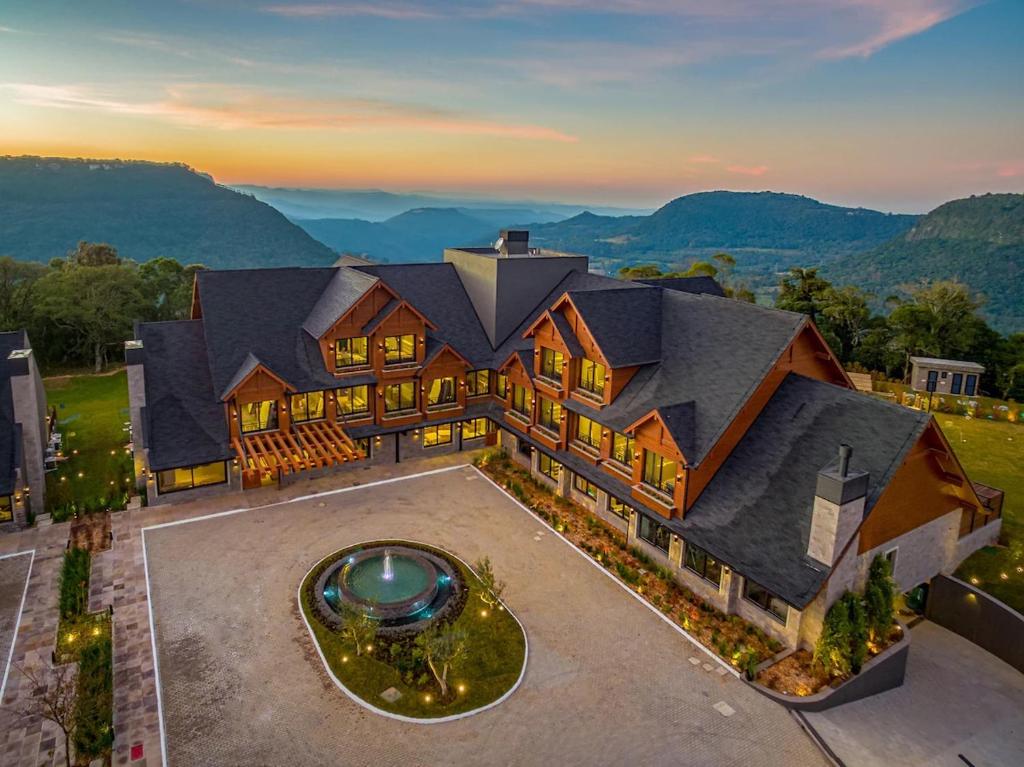 - une vue aérienne sur une maison avec une montagne dans l'établissement Chateau du Golden Lagheto, à Gramado