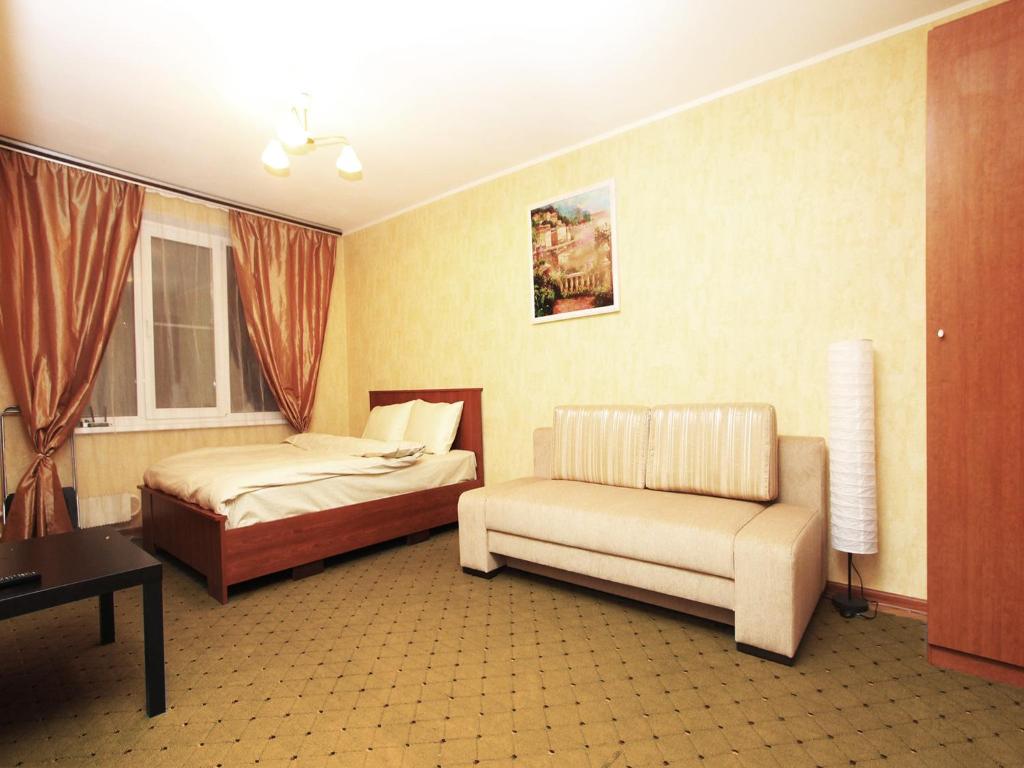 モスクワにあるApartLux Tsyurupaのホテルルーム ベッド2台&椅子付