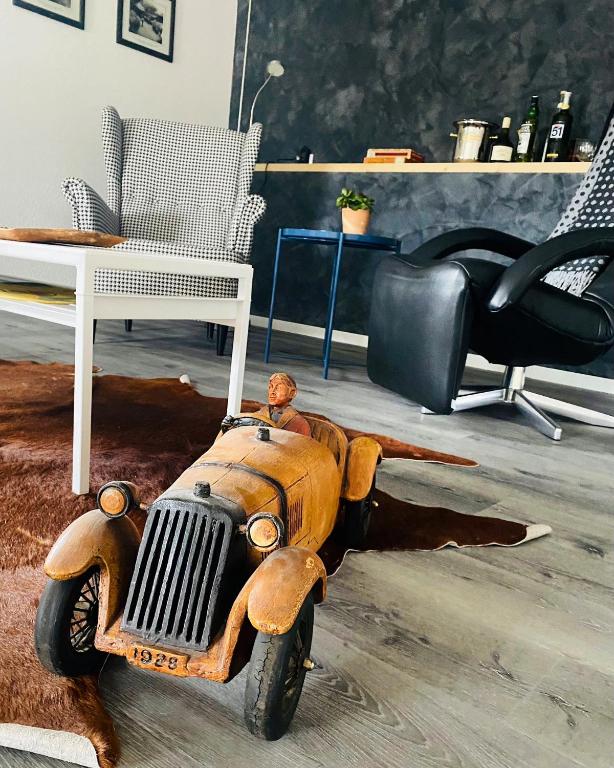 a toy car sitting on the floor in a living room at B&B RingLodge in Kelberg