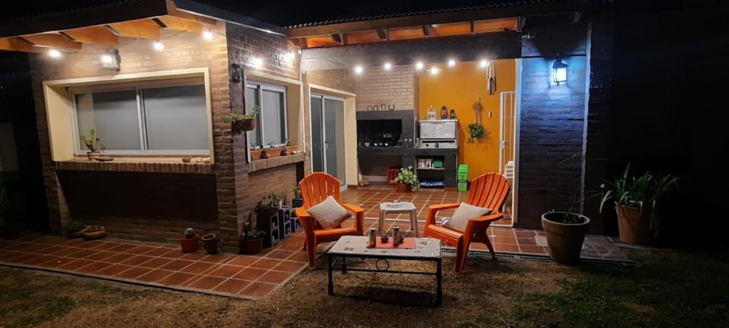 - un salon avec deux chaises et une table dans l'établissement De paso primo camas simples cochera con rejas sin techo, à Villa María