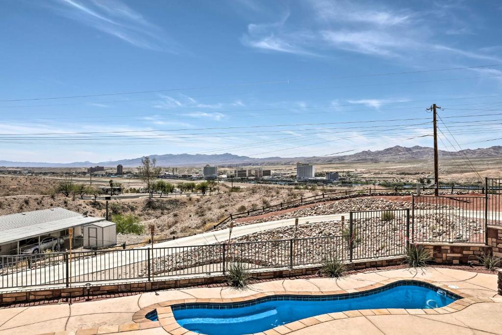 ブルヘッド・シティにあるBullhead City Home with Private Pool, Hot Tub and Viewのスイミングプール付きの家から砂漠の景色を望めます。