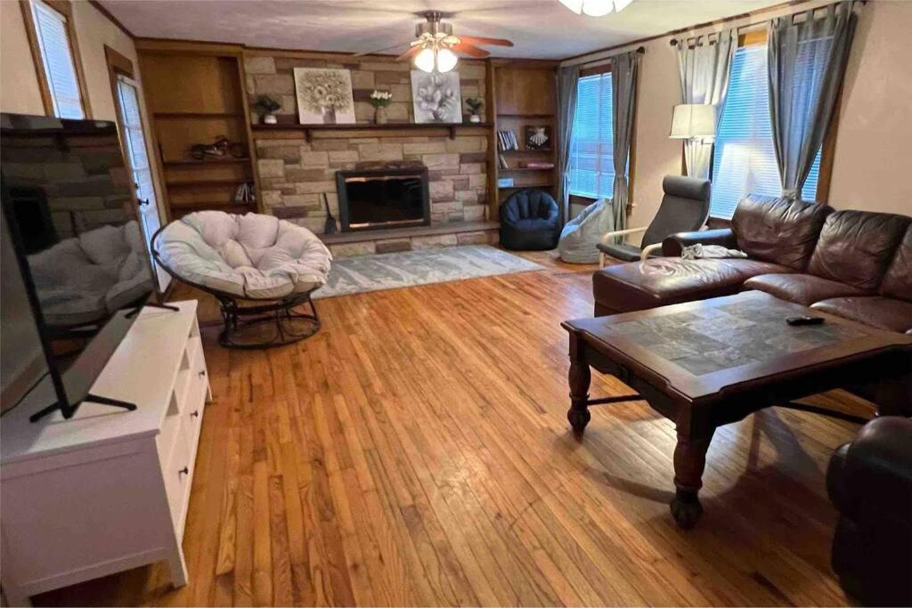 Spacious 5 BR Home w/ Hot Tub - Maison De Cinq Chambres