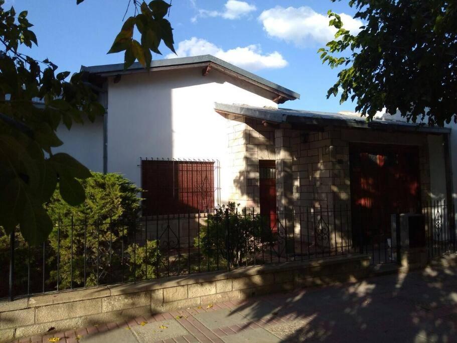 una pequeña casa con una valla delante de ella en Casa Gattelli en San Rafael