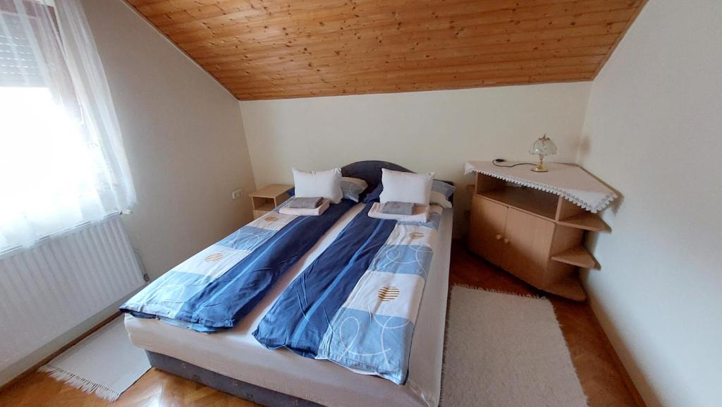 ザラカロシュにあるMargaréta Apartmanの木製の天井の小さなベッドルーム1室