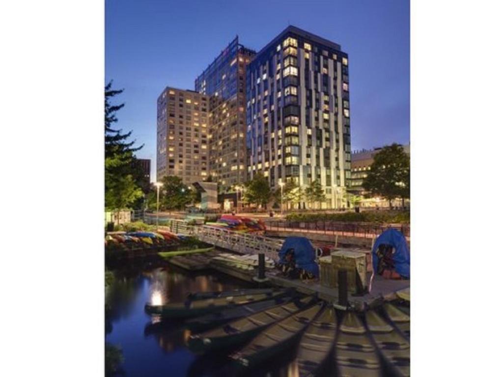 una ciudad con edificios altos y un río con barcos en Global Luxury Suites at Kendall East, en Cambridge