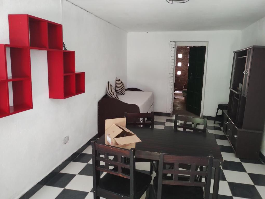 Habitación con mesa, sillas y armarios rojos. en GREEN HOME en Córdoba