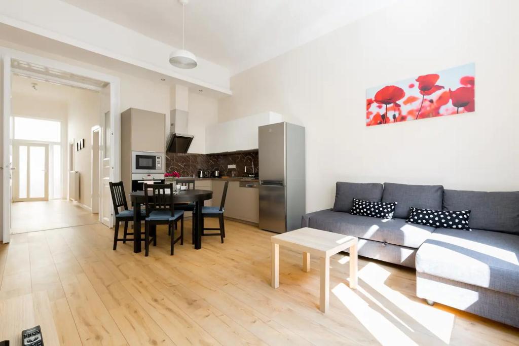 Kuchyňa alebo kuchynka v ubytovaní Kresz Geza 29 Westend Station 2 bedrooms+Living AC
