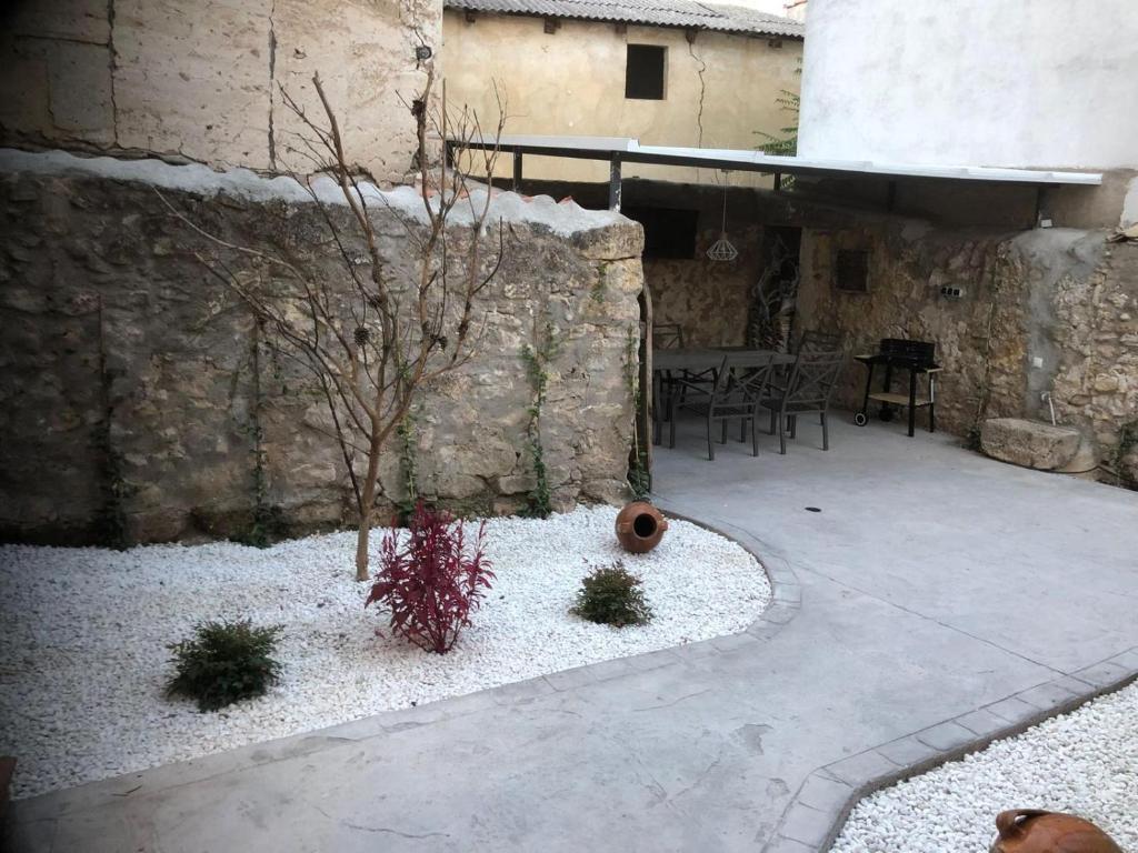 cortile con albero e tavolo e edificio di Casa Rural La Labranza a Sacedón