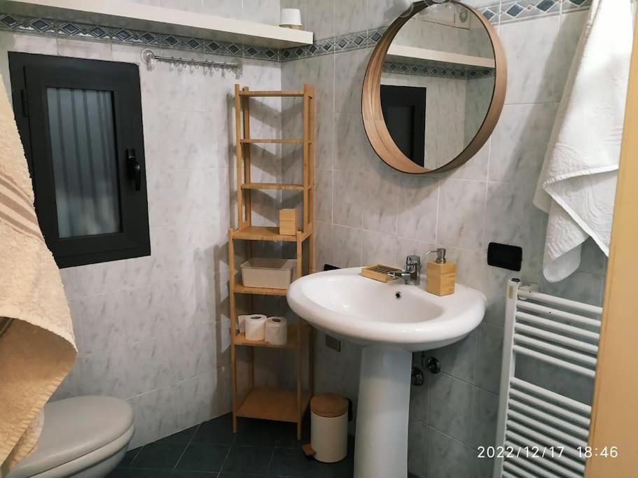 uma casa de banho com um lavatório, um espelho e um WC. em La Casina di Borgo em Borgo San Lorenzo