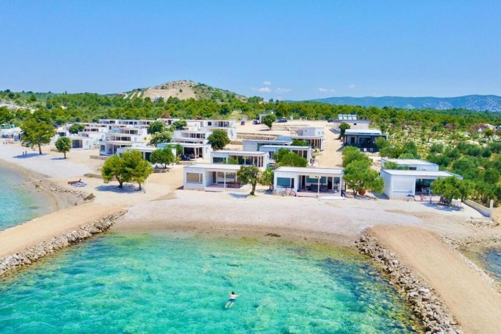 uma vista aérea de um resort na praia em BUQEZ RESORT, Vila 51 em Drage