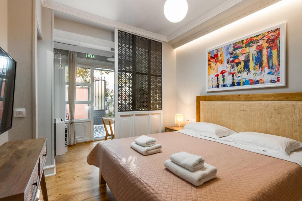 Anemómylos的住宿－Well Apartments by Skyloft Corfu，一间卧室配有一张床,上面有两条毛巾