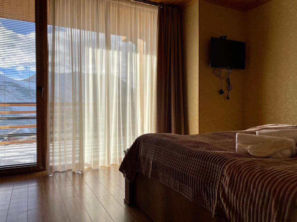 Llit o llits en una habitació de Gudauri Hillsite
