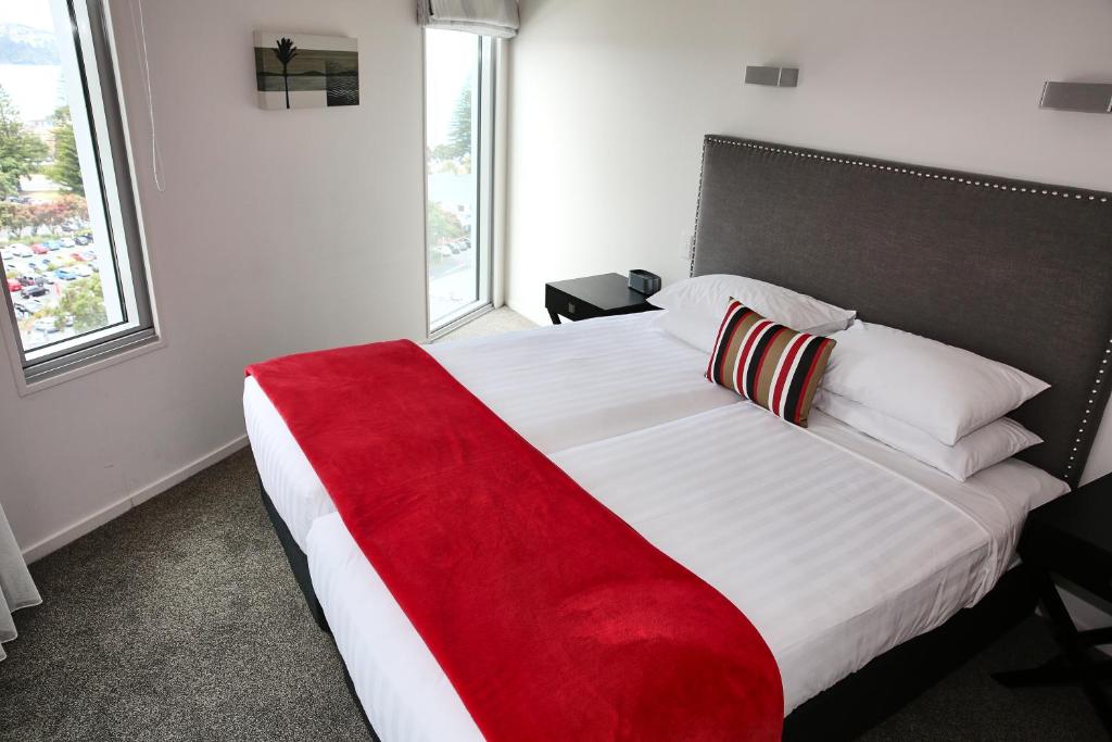 Voodi või voodid majutusasutuse Marsden Suites Nautilus Orewa toas