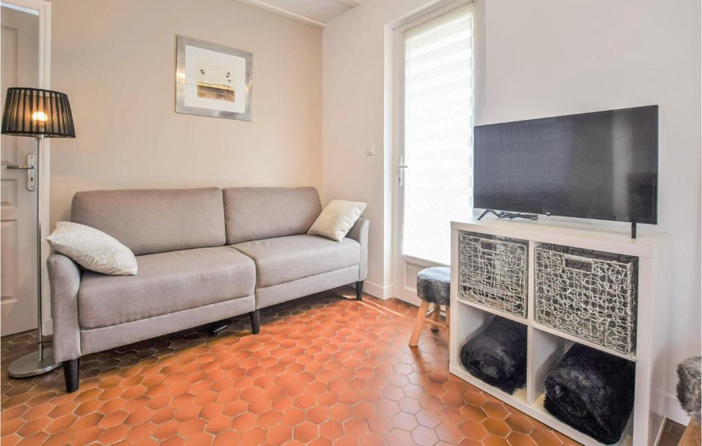 Televízia a/alebo spoločenská miestnosť v ubytovaní Nice Home In Saint-Aubin-Sur-Mer