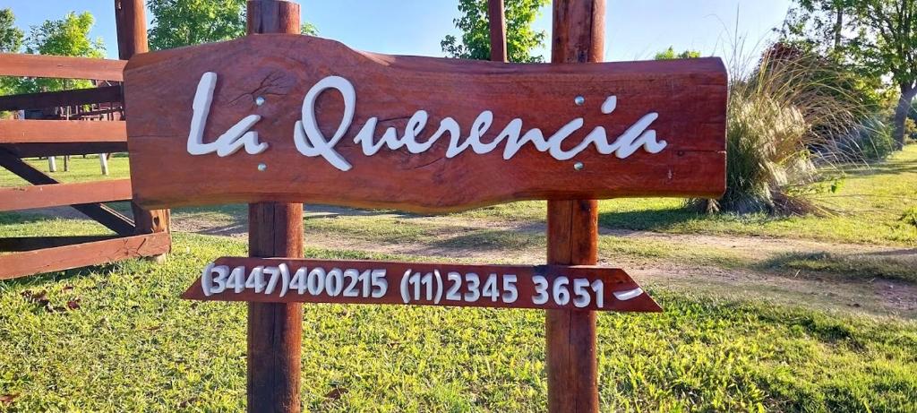 un cartel de madera con el nombre de un parque en La Querencia en San José